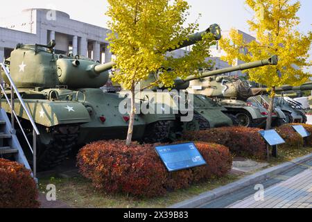 SEOUL - 4. November 2015: Panzerreihe im Militärmuseum. Panzer fuhren durch die Innenstadt von Seoul, während der größten Militärparade Südkoreas Stockfoto