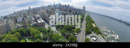 Transportverkehr auf dem Henry Hudson Parkway in der Nähe des Riverside Park und des 79th Street Boat Basin am Sommertag. Luftpanorama Stockfoto