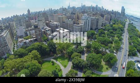 Stadtlandschaft mit Verkehr auf dem Henry Hudson Parkway in der Nähe des Riverside Park an Sommertagen. Luftaufnahme Stockfoto