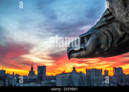 Adlerskulptur und Blick auf die Stadt bei Sonnenuntergang am Abend in Moskau. Ich habe nur eine Version des Fotos mit Schärfen Stockfoto