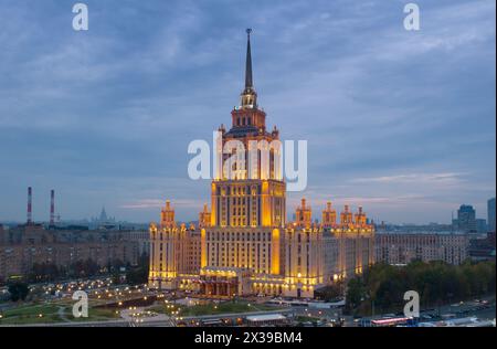 Stalin Wolkenkratzer - Ukraine Hotel mit Beleuchtung am Morgen in Moskau Stockfoto