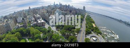 Transportverkehr auf dem Henry Hudson Parkway in der Nähe des Riverside Park und des 79th Street Boat Basin an sonnigen Sommertagen. Luftpanorama Stockfoto