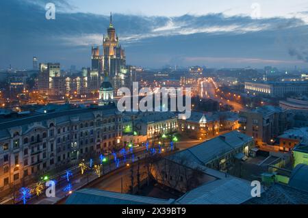 Yauza Boulevard, Gebäude am Kotelnicheskaya Embankment nachts in Moskau Stockfoto