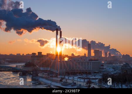 Industrielandschaft mit Wärmekraftwerk bei Sonnenaufgang in Moskau Stockfoto