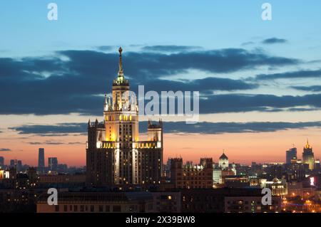 Wohnhaus am Kotelnicheskaya Embankment (Stalin Wolkenkratzer) am Morgen in Moskau Stockfoto