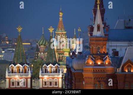 Nahaufnahme eines Teils der St. Basilius-Kathedrale und historisches Museum auf dem Roten Platz bei Nacht in Moskau Stockfoto