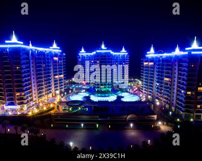 ALANYA, TÜRKEI - 16. August 2015: Drei Gebäude des Wohnkomplexes Azura Park Residence bei Nacht, Luftbild Stockfoto