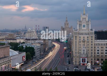 MOSKAU - 23. MAI 2016: Gartenring, Hotel Peking, Theater der Satire, Stalin-Wolkenkratzer auf dem Kudrinskaja-Platz in der Abenddämmerung Stockfoto