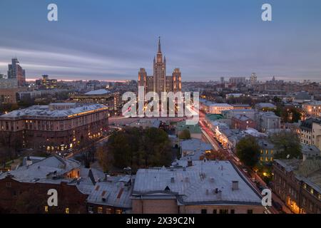 Wohngebäude auf dem Platz Kudrinskaja (Stalin-Wolkenkratzer) bei Nacht in Moskau, Russland Stockfoto