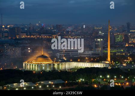 Victory Park auf dem Poklonnaya Hügel mit Beleuchtung bei Nacht in Moskau, Russland Stockfoto