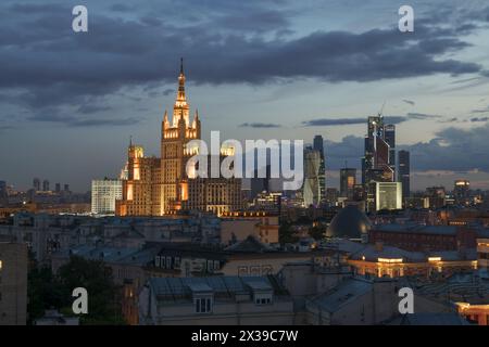 Wohngebäude auf dem Platz Kudrinskaja (Stalin-Wolkenkratzer) bei Nacht in Moskau, Russland Stockfoto