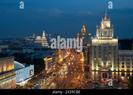 MOSKAU - 23. MAI 2016: Gartenring, Hotel Peking, Theater der Satire, Stalin Wolkenkratzer am Kudrinskaja Platz am Abend Stockfoto