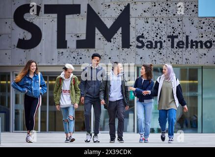 Junge Menschen wandern in Plaza Zuloaga, Exterieur des Museum San Telmo, Donostia, San Sebastian, Gipuzkoa, Baskenland, Spanien Stockfoto