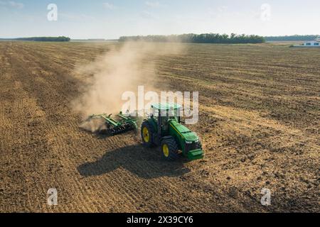 REGION KRASNODAR, RUSSLAND - 19. August 2015: Modernes Traktorpflugfeld, im Jahr 2015 in der Region Krasnodar haben Rekordgetreideernte gesammelt - 102 Millionen Tonnen Stockfoto