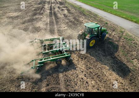 REGION KRASNODAR, RUSSLAND - 19. August 2015: Traktorpflugfeld, im Jahr 2015 in der Region Krasnodar haben Rekordgetreideernte gesammelt - 102 Millionen Tonnen Gra Stockfoto