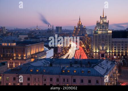 Gartenring, Theater der Satire, Stalin Wolkenkratzer am Kudrinskaja Platz am Abend, lange Exposition Stockfoto