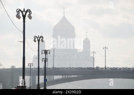 Patriarchalbrücke, Laternen, Christus-Erlöser-Kathedrale im Nebel in Moskau, Russland Stockfoto