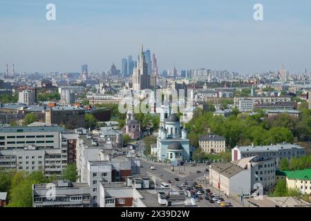 Tempel der St. Sergius von Radonesch, Stalin Wolkenkratzer und Bürohochhäuser an sonnigen Tagen in Moskau Stockfoto