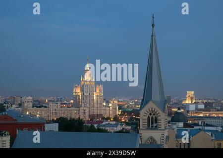 Evangelisch-lutherische Kirche St. Peter und St. Paul und Stalinist Wolkenkratzer am Kotelnicheskaya Kai in der Nacht in Moskau Stockfoto