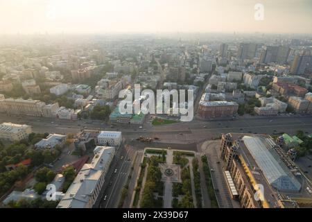 Panoramablick auf Moskau am Morgen, Blick vom Hochhaus auf den Kudrinskaja-Platz Stockfoto