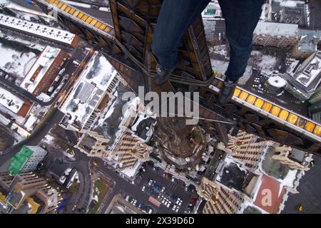 Die Beine des Menschen auf dem Stern des Wohngebäudes auf dem Kudrinskaja-Platz in Moskau, Russland Stockfoto