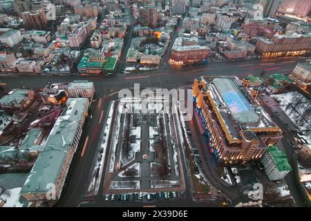 Quadrat. Blick vom Wohngebäude auf dem Kudrinskaja-Platz in Moskau, Russland Stockfoto