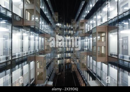 MOSKAU, RUSSLAND - 4. November 2014: Fenster, Balkone und Glaswände im Geschäftskomplex in der Mosphilmowskaja Straße Stockfoto