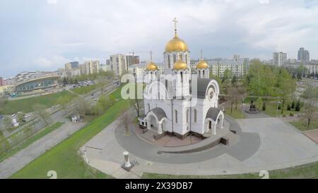 SAMARA - 05. MAI 2015: Kathedrale St. George in der Nähe von Wohnhäusern am bewölkten Frühlingstag. Videorahmen aus der Luftaufnahme Stockfoto