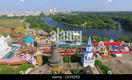 MOSKAU - 27. Juli 2015: Gebäude im antiken Stil im Unterhaltungskomplex Kreml am Ufer des Flusses am sonnigen Sommertag in Izmailovo. Aeria Stockfoto