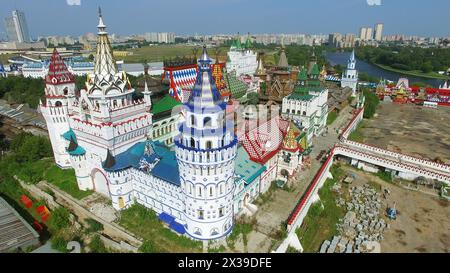 MOSKAU - 27. JUL 2015: Gebäude im alten Stil im Unterhaltungszentrum Kreml in Izmailovo. Luftaufnahme Stockfoto