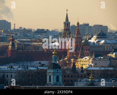 Kreml-Mauer, Spassky-Turm und Basilius-Kathedrale in Moskau, Russland Stockfoto