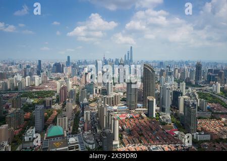 Großstadt Shanghai mit hohen Wolkenkratzern an sonnigen Tagen in China, Blick vom 66 plaza Stockfoto