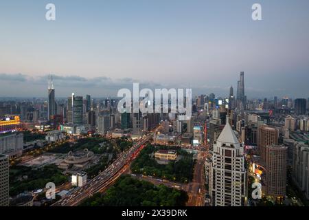 Shanghai City am Sommerabend - viele Wolkenkratzer in China, Blick vom K11 Gebäude Stockfoto