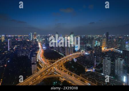 Lrge Verkehrsknotenpunkt in Shanghai in der Sommernacht, Blick vom K11-Gebäude Stockfoto