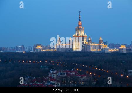 Staatliche Universität Moskau, Gästehäuser des Föderalen Sicherheitsdienstes in der Nacht in Moskau, Russland Stockfoto