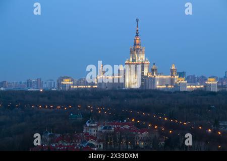 Moskauer Staatliche Universität und Gästehäuser des Bundessicherheitsdienstes auf den Sparrow Hills am Abend - eines der Stalin Wolkenkratzer bei Nacht, MSU Gebäude wa Stockfoto