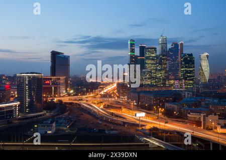 MOSKAU - 8. April 2016: Das futuristische Moskauer International Business Center (MIBC) wird im Bau und am Abend eine Autobahn gebaut. Ostturm des Komplexes Federati Stockfoto