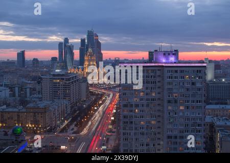 Wohngebäude in der New Arbat Street und Hotel Ukraine, Wolkenkratzer in der Sommernacht in Moskau, Russland Stockfoto