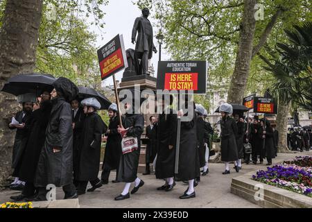 London, Großbritannien. April 2024. Mehrere hundert Mitglieder der Orthodox Jewish Community, darunter auch ältere und viele Schulkinder, protestieren in Westminster gegen das Homeschooling Register Bill, das sie als voreingenommen gegen die Torah-Schule und die religiösen Rechte streng orthodoxer jüdischer Eltern ansehen. Der Protest geht vom Parlamentsplatz zum Bildungsministerium in der Nähe. Quelle: Imageplotter/Alamy Live News Stockfoto