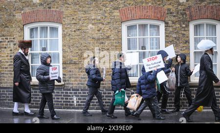 London, Großbritannien. April 2024. Mehrere hundert Mitglieder der Orthodox Jewish Community, darunter auch ältere und viele Schulkinder, protestieren in Westminster gegen das Homeschooling Register Bill, das sie als voreingenommen gegen die Torah-Schule und die religiösen Rechte streng orthodoxer jüdischer Eltern ansehen. Der Protest geht vom Parlamentsplatz zum Bildungsministerium in der Nähe. Quelle: Imageplotter/Alamy Live News Stockfoto