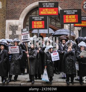 London, Großbritannien. April 2024. Die Demonstranten gegenüber der DfE. Mehrere hundert Mitglieder der Orthodox Jewish Community, darunter auch ältere und viele Schulkinder, protestieren in Westminster gegen das Homeschooling Register Bill, das sie als voreingenommen gegen die Torah-Schule und die religiösen Rechte streng orthodoxer jüdischer Eltern ansehen. Der Protest geht vom Parlamentsplatz zum Bildungsministerium in der Nähe. Quelle: Imageplotter/Alamy Live News Stockfoto