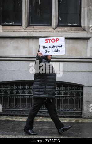 London, Großbritannien. April 2024. Mehrere hundert Mitglieder der Orthodox Jewish Community, darunter auch ältere und viele Schulkinder, protestieren in Westminster gegen das Homeschooling Register Bill, das sie als voreingenommen gegen die Torah-Schule und die religiösen Rechte streng orthodoxer jüdischer Eltern ansehen. Der Protest geht vom Parlamentsplatz zum Bildungsministerium in der Nähe. Quelle: Imageplotter/Alamy Live News Stockfoto