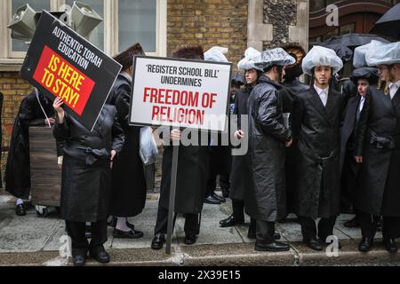 London, Großbritannien. April 2024. Die Demonstranten gegenüber der DfE. Mehrere hundert Mitglieder der Orthodox Jewish Community, darunter auch ältere und viele Schulkinder, protestieren in Westminster gegen das Homeschooling Register Bill, das sie als voreingenommen gegen die Torah-Schule und die religiösen Rechte streng orthodoxer jüdischer Eltern ansehen. Der Protest geht vom Parlamentsplatz zum Bildungsministerium in der Nähe. Quelle: Imageplotter/Alamy Live News Stockfoto