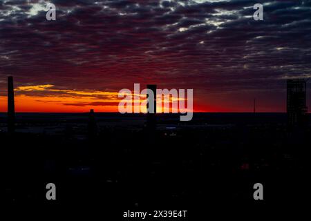 New York, USA. April 2024. Sonnenaufgang auf der Edge Aussichtsplattform in New York am 25. April 2024. (Foto: Lev Radin/SIPA USA) Credit: SIPA USA/Alamy Live News Stockfoto
