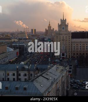 MOSKAU - 19. März 2016: Gartenring, Theater der Satire, Stalin-Wolkenkratzer auf dem Kudrinskaja-Platz am Abend Stockfoto