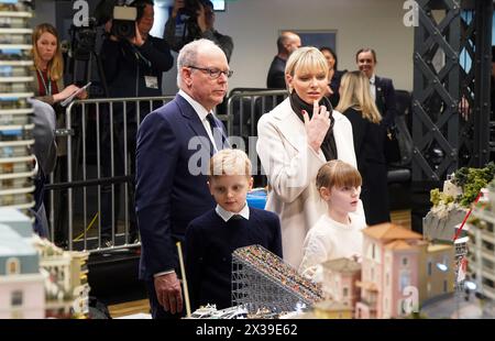 Hamburg, Deutschland. April 2024. Prinz Albert II. Von Monaco (l), seine Frau Charlene Lynette Grimaldi (2. Von rechts), Prinzessin von Monaco, und ihre Kinder, die Zwillinge Gabriella (r) und Jacques (2. Von links), besuchen die neue Monaco Welt im Miniatur Wunderland. Quelle: Marcus Brandt/dpa/Alamy Live News Stockfoto