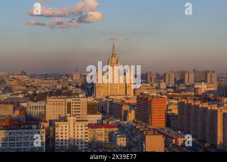 Wohngebäude auf dem Platz Kudrinskaja (Stalin-Wolkenkratzer) bei Sonnenuntergang in Moskau, Russland Stockfoto