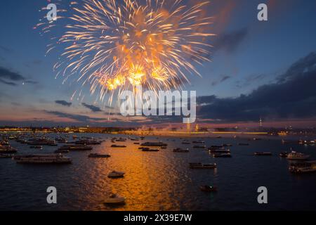 Schiffe und Boote auf der Neva und Feuerwerk in der Nacht in St. Petersburg, Russland Stockfoto