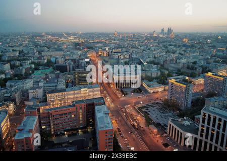 Blick vom Business Center Domnikov auf die Sakharov Avenue am Abend in Moskau, Russland Stockfoto