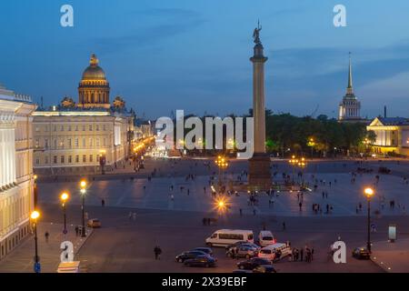 Alexandersäule auf dem Platz vor dem Hauptgebäude am Abend in St. Petersburg, Russland Stockfoto